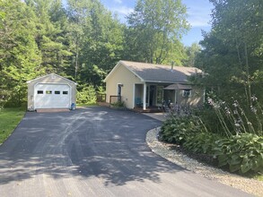 40 Greystone Ln in Brunswick, ME - Foto de edificio - Building Photo