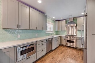 9911 Hurley Way in Dallas, TX - Building Photo - Building Photo