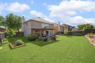 1116 Collinwood W Dr in Austin, TX - Foto de edificio - Building Photo