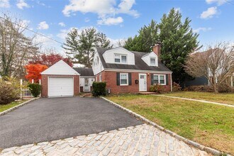 5 Prospect St in Glen Head, NY - Building Photo - Building Photo