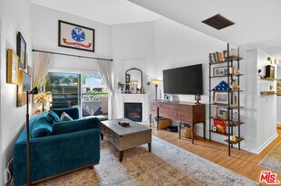 8300 Manitoba St in Los Angeles, CA - Building Photo