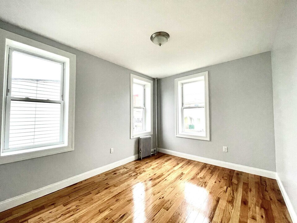 700 Bergenline Ave in Union City, NJ - Building Photo