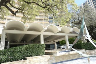 6211 W Northwest Hwy in Dallas, TX - Building Photo - Building Photo
