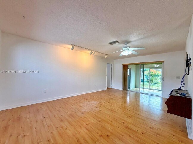 11730 NW 33rd St in Sunrise, FL - Building Photo - Building Photo