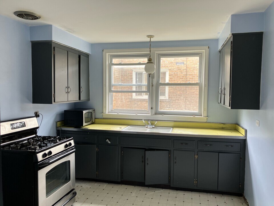 2636 W Balmoral Ave, Unit 2W in Chicago, IL - Building Photo