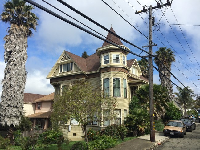 1001 Sutter St in Vallejo, CA - Foto de edificio - Building Photo