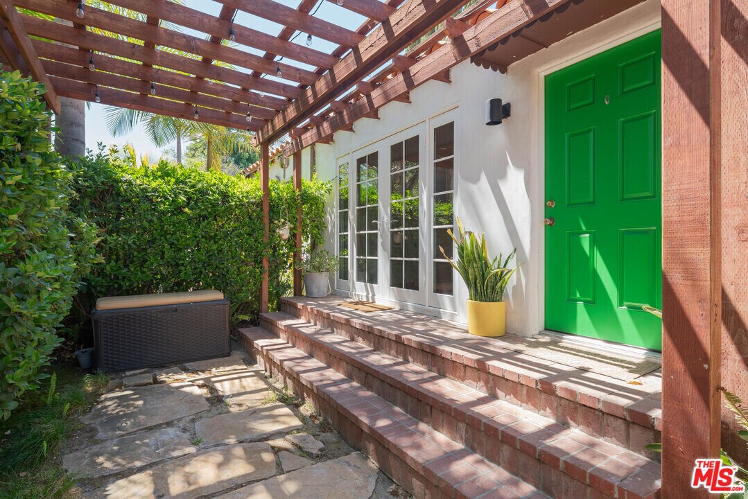 818 1/2 N Sweetzer Ave in West Hollywood, CA - Building Photo
