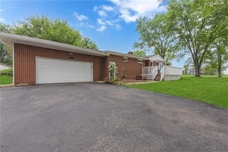 224 Shirley Dr in Monaca, PA - Foto de edificio - Building Photo