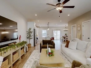 206 Charlotte Everly Cir in Hendersonville, TN - Foto de edificio - Building Photo