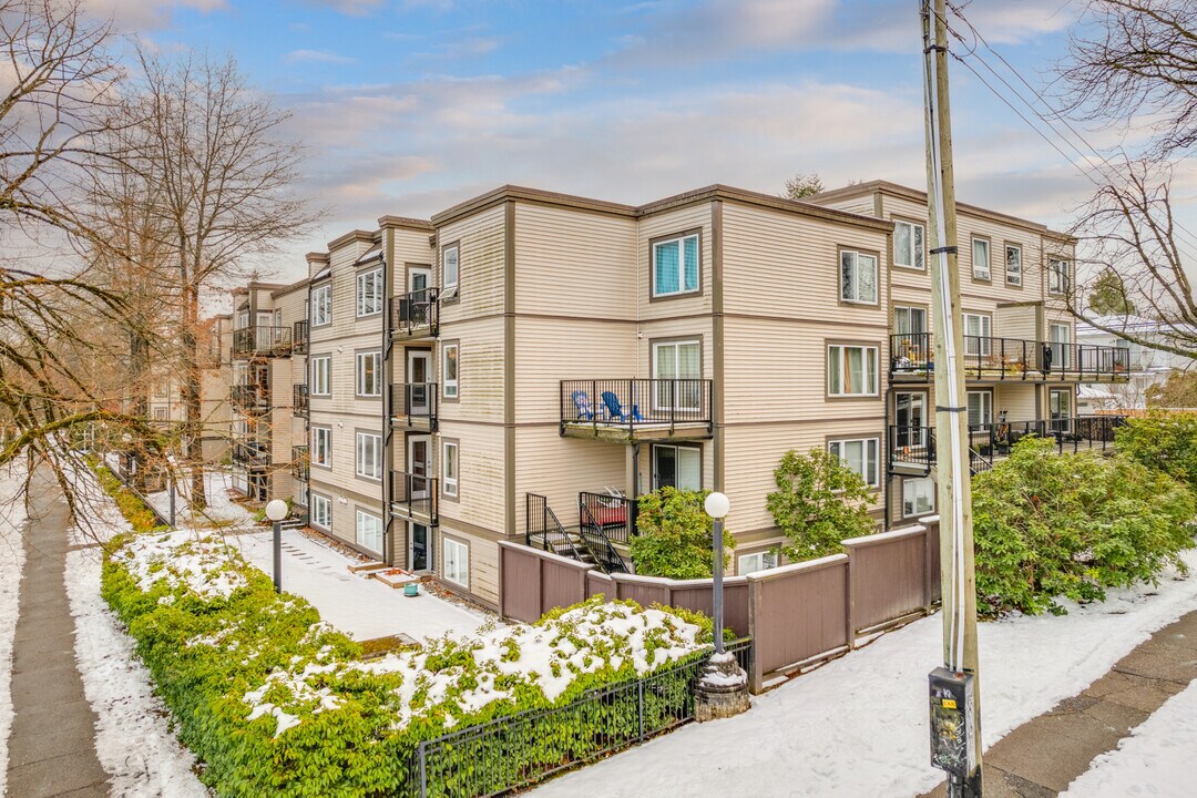 Mariner Mews in Vancouver, BC - Building Photo