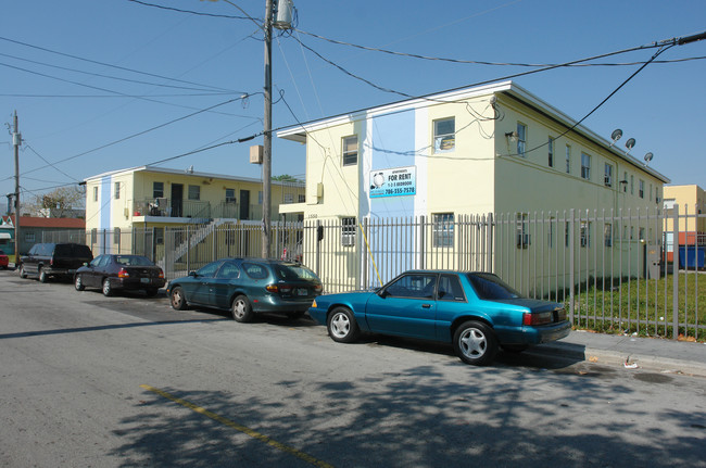 Newly Renovated Community Invigorating Mia... in Miami, FL - Foto de edificio - Building Photo