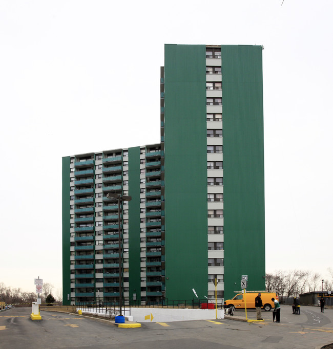 Green Towers in Toronto, ON - Building Photo - Building Photo