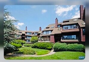 8C Cove Ln in North Bergen, NJ - Building Photo