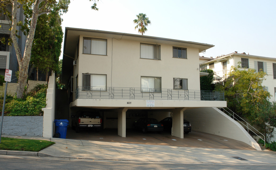 1607 Manning Ave in Los Angeles, CA - Building Photo