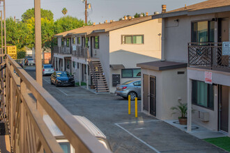 New Sepulveda Apartments II in Van Nuys, CA - Building Photo - Building Photo