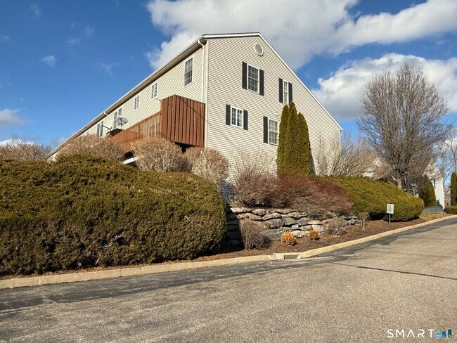 152 Briar Ln in Norwich, CT - Building Photo - Building Photo