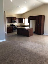 9430 Red Pine Dr in Shafter, CA - Building Photo - Building Photo