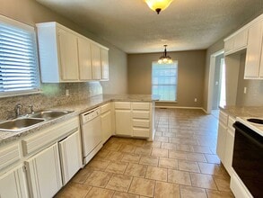 301 Conestoga Dr in Yukon, OK - Building Photo - Building Photo