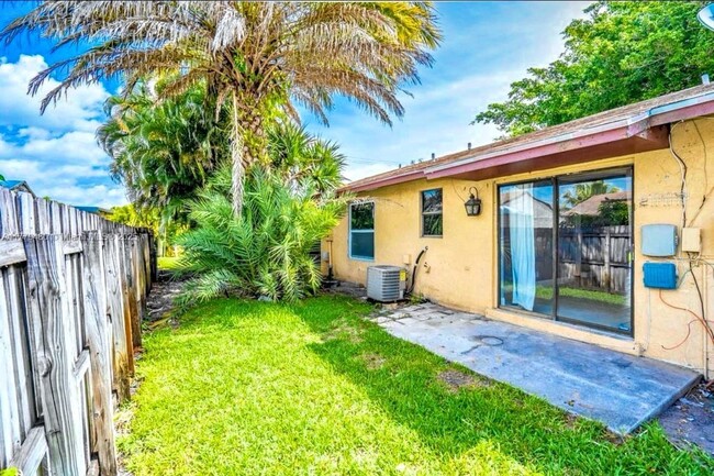 4259 Royal Banyan Way in Lake Worth Beach, FL - Building Photo - Building Photo