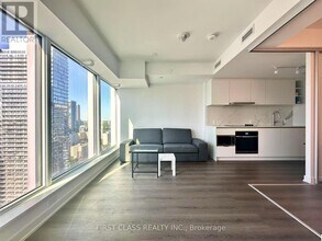 8 Wellesley St W in Toronto, ON - Building Photo - Building Photo