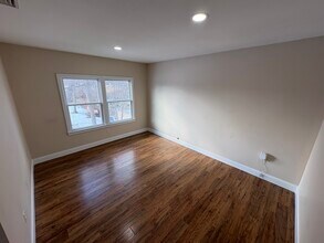 60 Lynbrook Dr, Unit 1 in Mastic Beach, NY - Foto de edificio - Building Photo