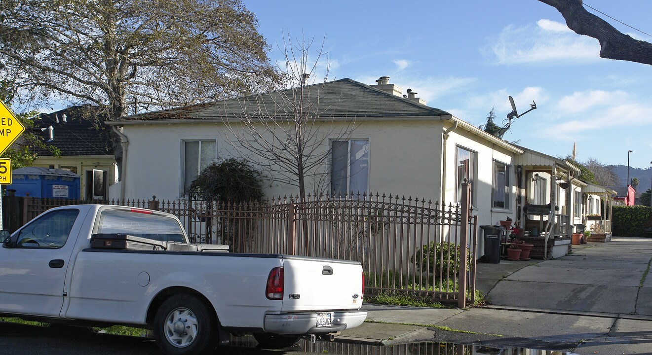 2443 10th St in Berkeley, CA - Foto de edificio