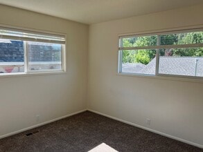 1271-1273 NE Ridge Ave in Roseburg, OR - Building Photo - Building Photo