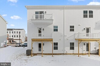 92 Continental Wy in Bridgeport, PA - Foto de edificio - Building Photo