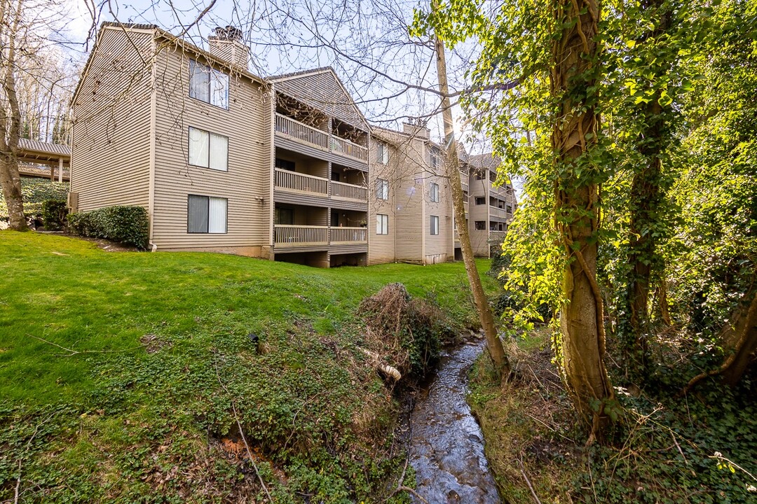 Creekwood Apartments in Des Moines, WA - Foto de edificio