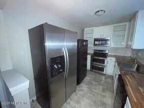 3459 Rogero Rd in Jacksonville, FL - Building Photo - Building Photo