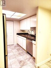 33-2433 University Ave in Toronto, ON - Building Photo - Building Photo