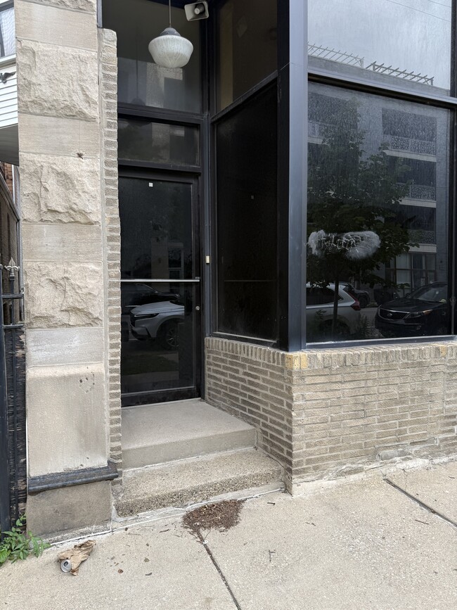 840 N California Ave, Unit 2nd Floor