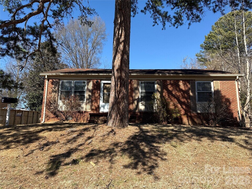 4428 Brooktree Dr in Charlotte, NC - Building Photo