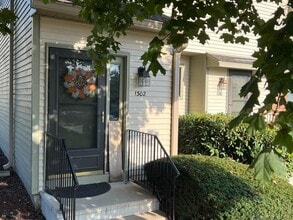 1302 Summer Hill Dr in South Windsor, CT - Building Photo - Building Photo