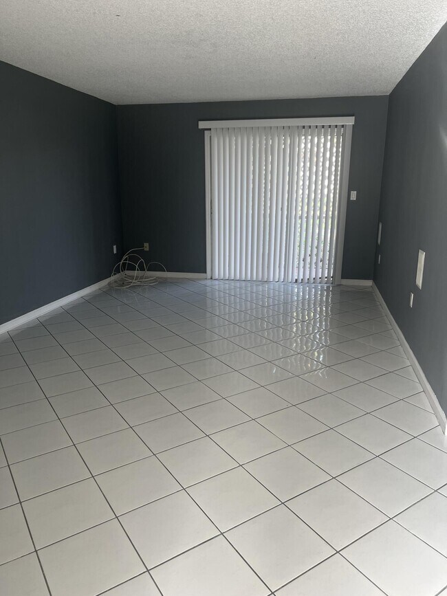 6106 Forest Hill Blvd in West Palm Beach, FL - Building Photo - Building Photo