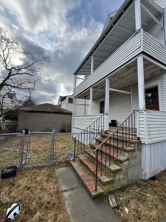 75 Pinkert St, Unit 2 in Medford, MA - Foto de edificio - Building Photo