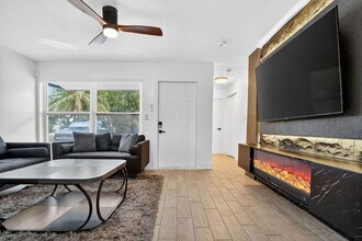 6660 Custer St in Hollywood, FL - Building Photo - Building Photo