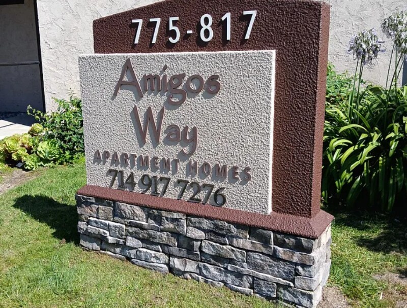 809 Amigos Way in Newport Beach, CA - Building Photo