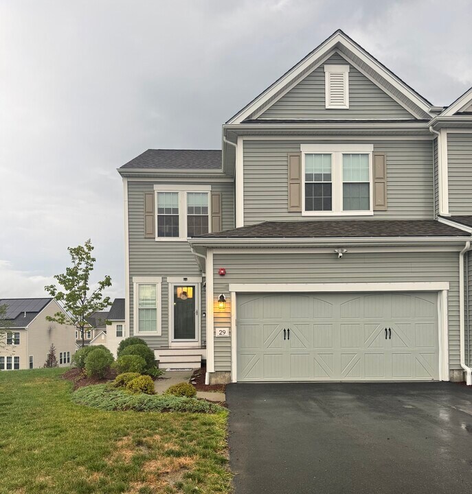 29 Aspen Way in Hopkinton, MA - Building Photo