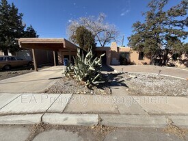 921 Dartmouth Dr NE in Albuquerque, NM - Building Photo