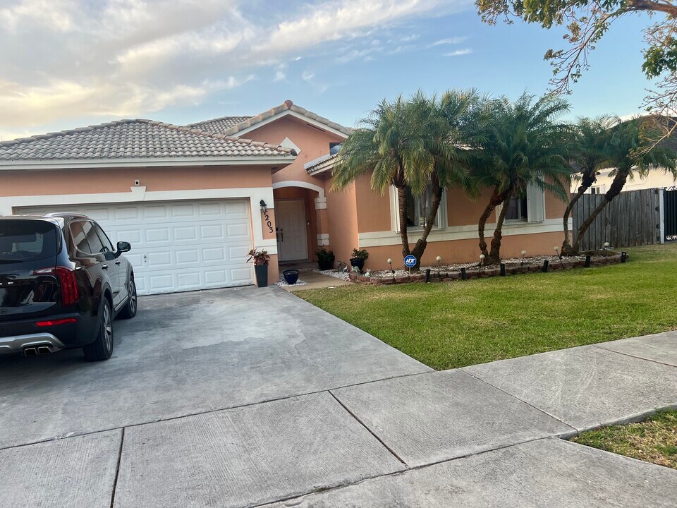 1203 SE 7th Ct in Homestead, FL - Building Photo