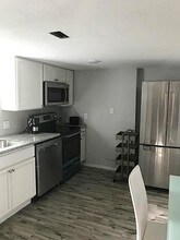 1917 Ave M 1/2-Unit -B in Galveston, TX - Foto de edificio - Building Photo