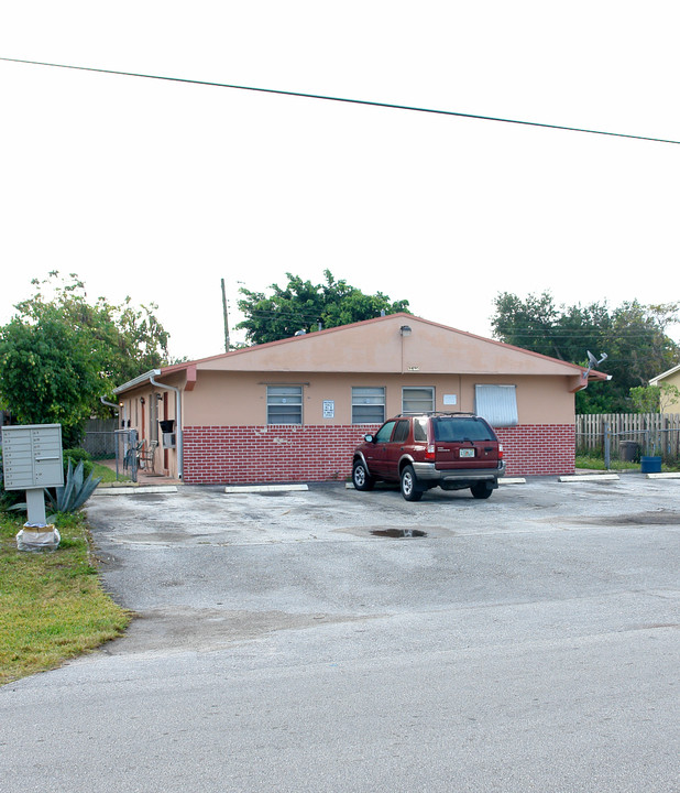 1630 SW 44th Ter in Fort Lauderdale, FL - Building Photo