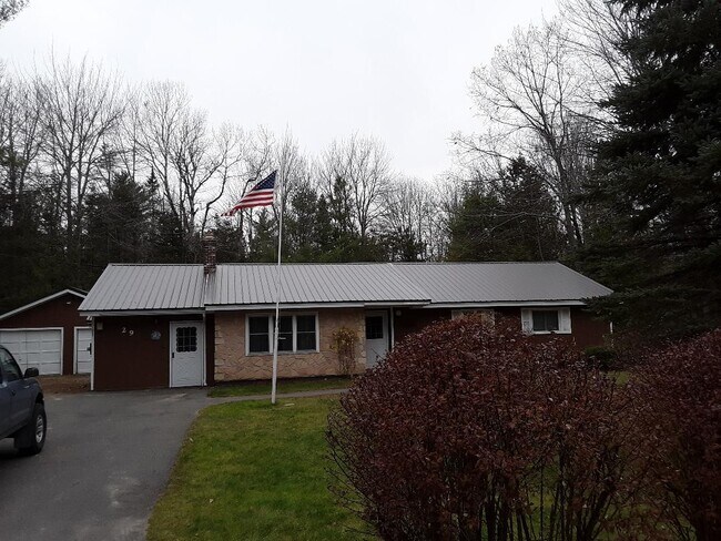 29 Fields Pond Rd in Holden, ME - Foto de edificio - Building Photo