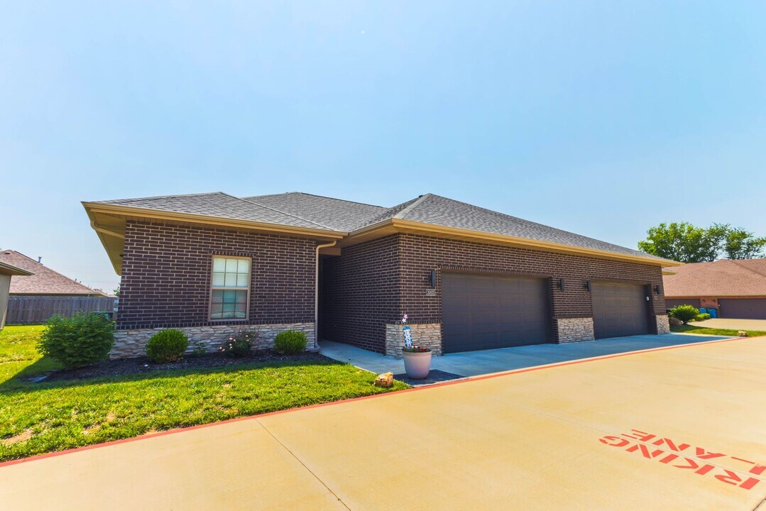 3021 W Cardinal St in Springfield, MO - Building Photo