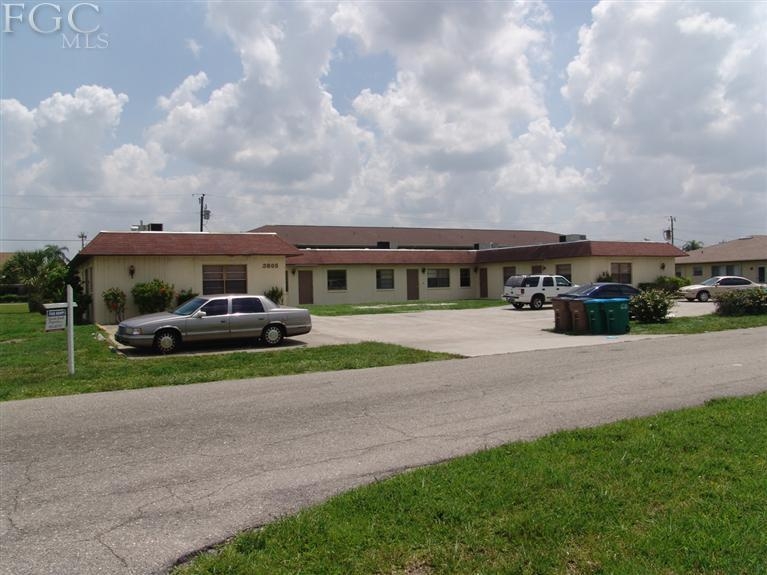 3805 SE 11th Ave in Cape Coral, FL - Foto de edificio