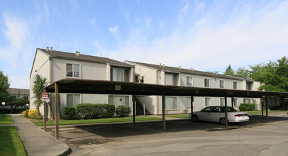 Hillsdale Garden Apartments in Sacramento, CA - Building Photo - Building Photo