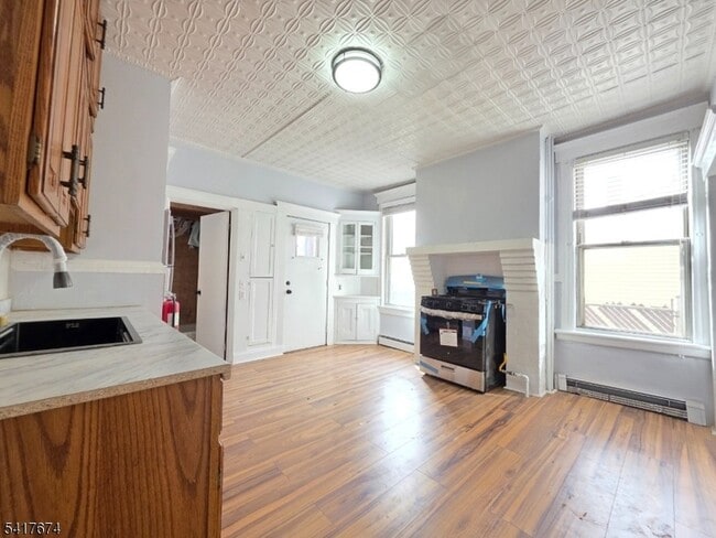 8 Lincoln Ave, Unit 1 in Kearny, NJ - Foto de edificio - Building Photo