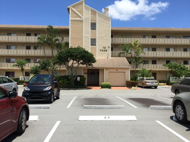 7006 Huntington Ln-Unit -204 in Delray Beach, FL - Building Photo - Building Photo