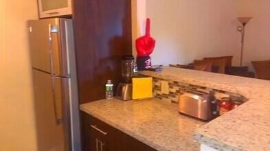 467 Golden Isles Dr in Hallandale Beach, FL - Foto de edificio - Building Photo